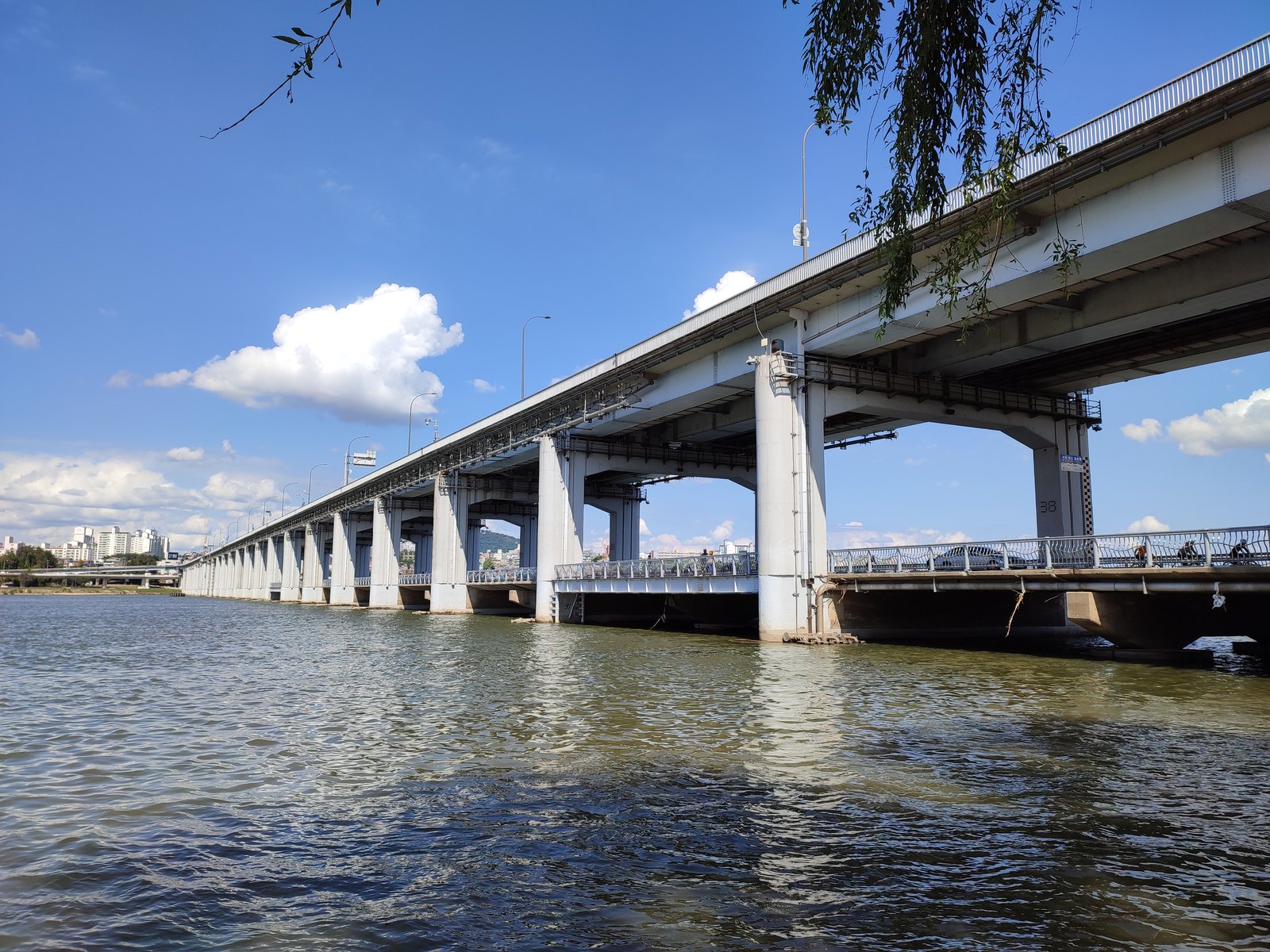 Vista del puente Banpo y la zona alrededor del puente Jamsugyo en el río Han de Seúl