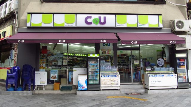 首爾汝矣島站附近的 CU 便利商店外觀