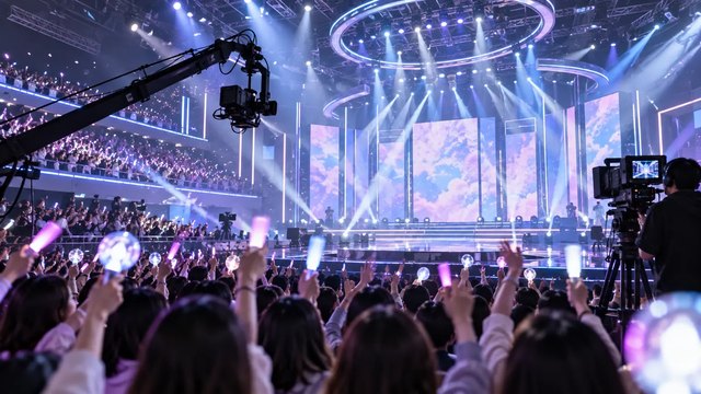 放送カメラと観客のいるK-POP音楽番組スタジオのイラスト