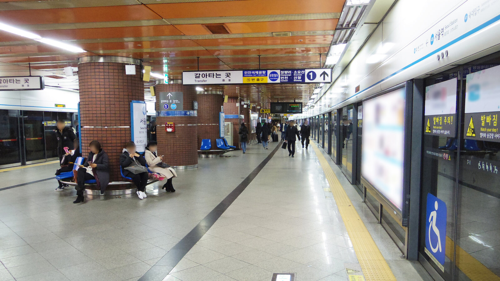 ชานชาลารถไฟใต้ดินสาย 4 ที่สถานีโซล พร้อมป้ายภาษาเกาหลีและอังกฤษ