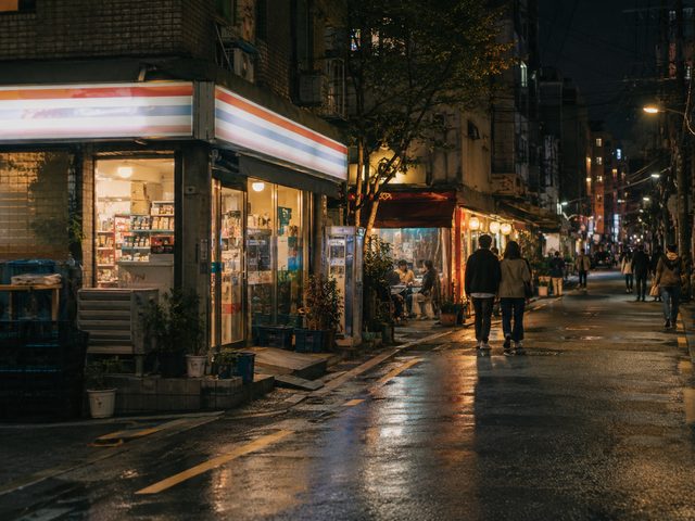 雨上がりのソウルの夜、コンビニと路地の雰囲気を表したエディトリアル画像