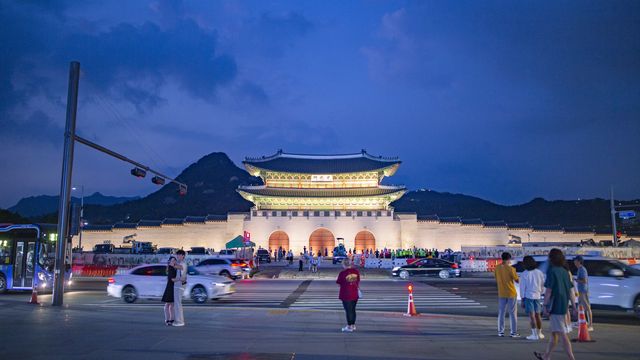 O portão Gwanghwamun iluminado à noite em Seul